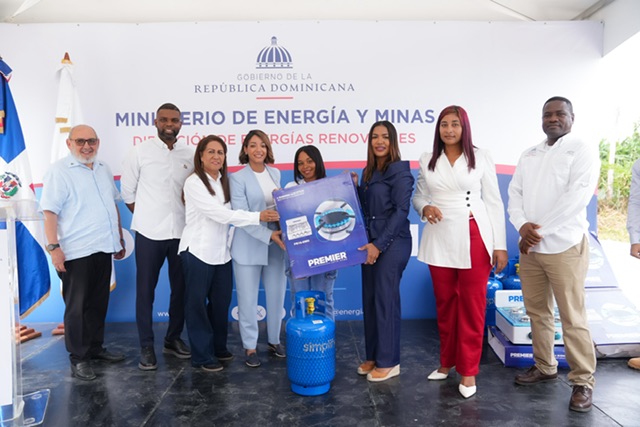 Energía y Minas entrega kits de cocinas limpias a cien familias de Zambrana, Sánchez Ramírez