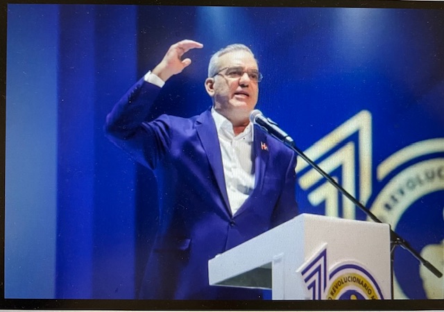 El presidente Abinader truena contra funcionarios en campaña  política