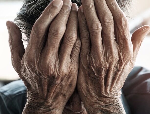 En asilos ancianos NYC hay fallas graves; cientos de dominicanos residen en ellos