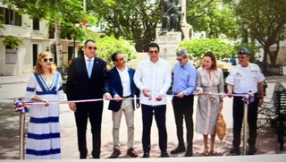 Ministro de Turismo reinaugura el parque Duarte y deja abierta la icónica calle Las Mercedes en Ciudad Colonial