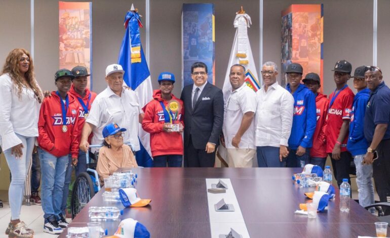 Alcalde Dío Astacio recibe a campeones de la Serie del Caribe Kids 2025