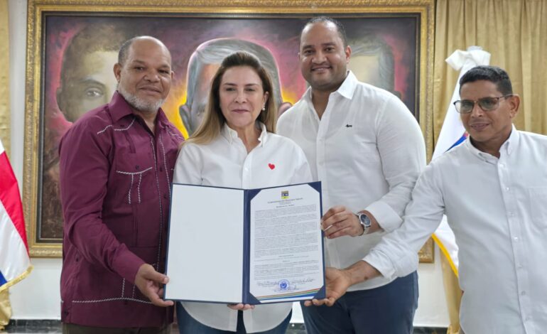 Alcaldía de Salcedo reconoce a Carolina Mejía