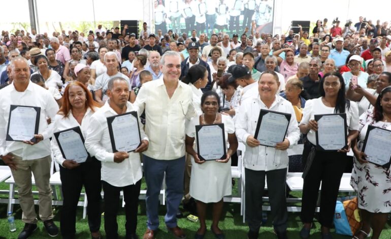 Presidente Abinader entrega 1,910 títulos de propiedad