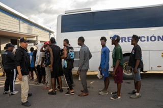 Operativos migratorios desplegados por la DGM dejan 1,294 detenidos y 1,263 ilegales deportados