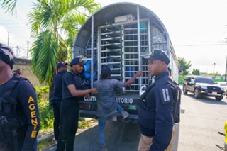 Autoridades migratorias mantienen interdicciones detienen 1,176 indocumentados y deportan 1,493