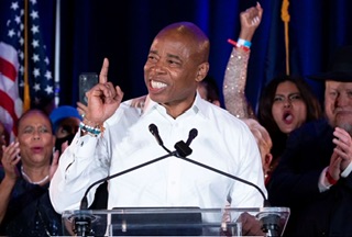 Alcalde Adams impulsa «Triple Limpieza» en NYC; carreteras más limpias, mayor uso contenedores y menos ratas