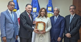 UASD reconoce a Cristina Contreras directora ejecutiva Hospital Lincoln en El Bronx