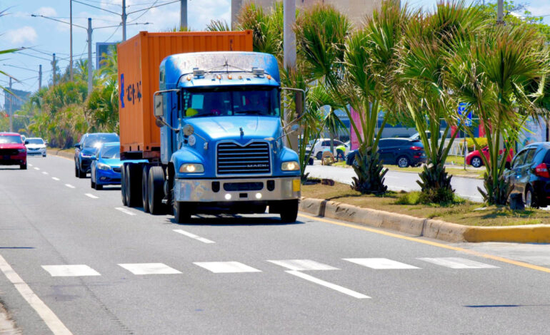 Intrant llama a transportistas de carga a circular por el carril derecho en autopistas y carreteras