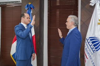 Luis Miguel De Camps juramenta a Adolfo Pérez De León como nuevo director del INABIE