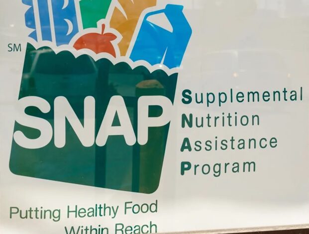 Más estados en EUA restringen tarjeta de alimentos; dominicanos saldrán perjudicados
