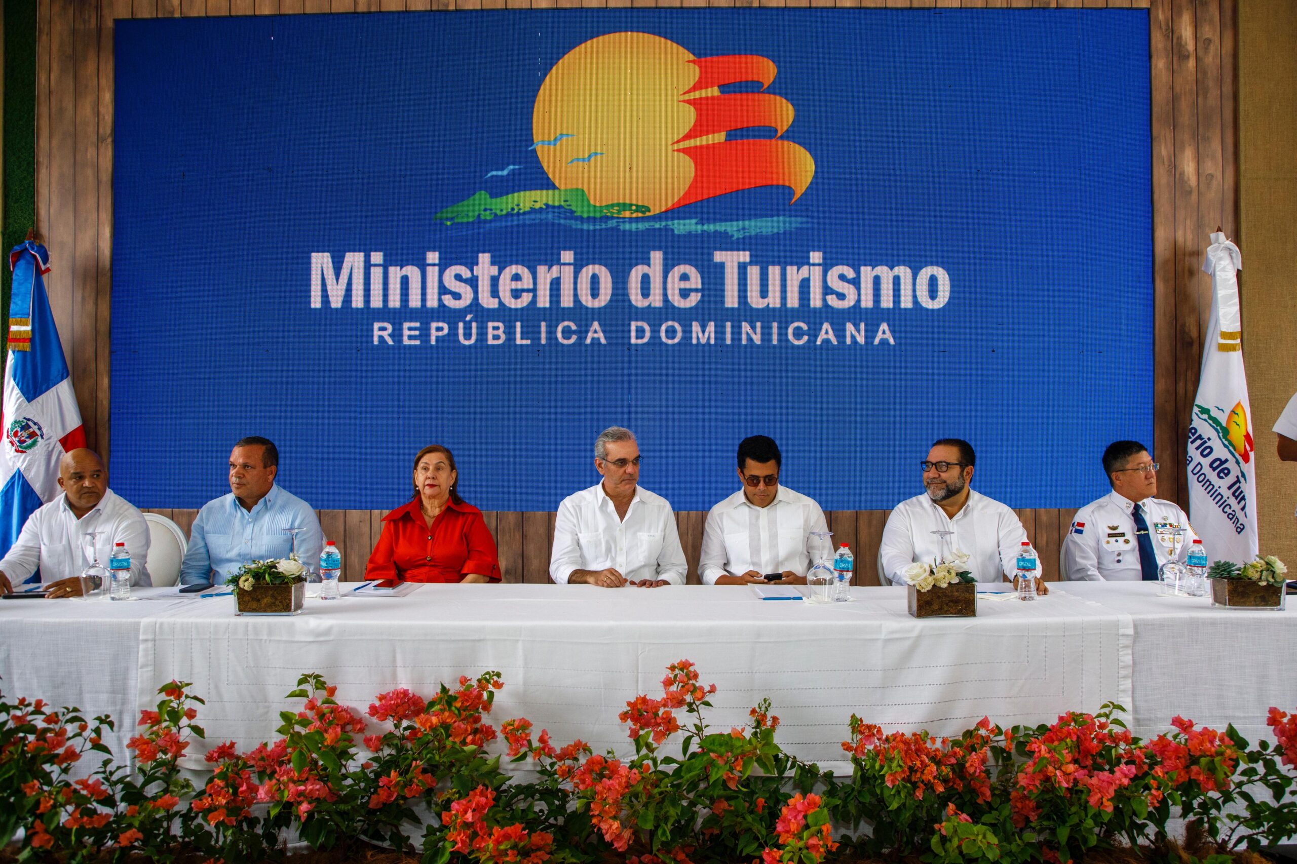 Presidente Abinader cumple anhelo histórico de Constanza inaugurando carretera hacia el Salto de Aguas Blancas