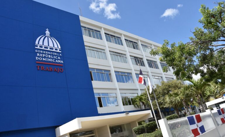 Ministerio de Trabajo llama a flexibilizar jornadas y posponer actividades no esenciales en provincias en alerta roja