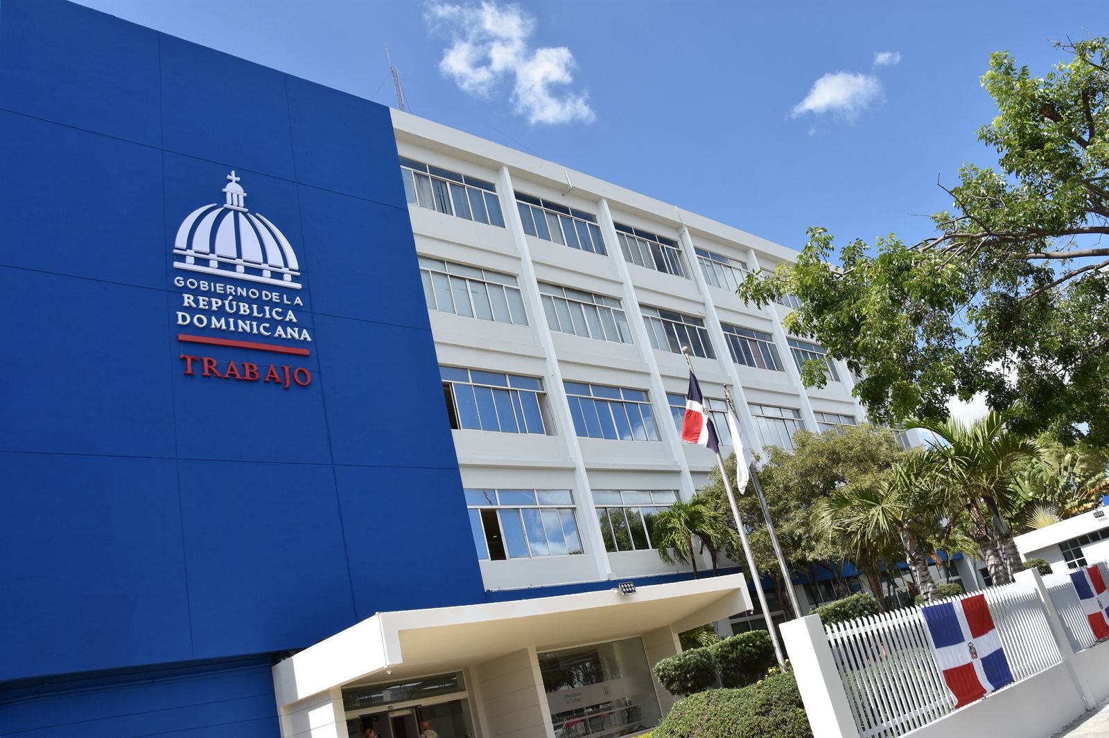 Ministerio de Trabajo llama a flexibilizar jornadas y posponer actividades no esenciales en provincias en alerta roja