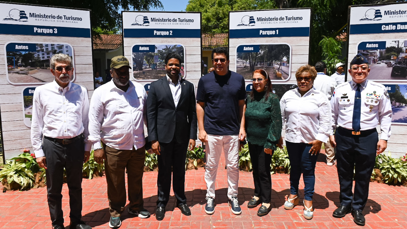 Ministro David Collado inicia reordenamiento de Boca Chica; entrega obra e inicia otras