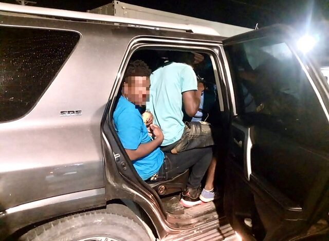 DGM y J-2 MIDE detienen a un dominicano trasladando a 18 indocumentados en una jeepeta