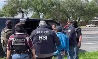 Juez dictamina inmigración puede seguir arrestos en tribunales federales NYC