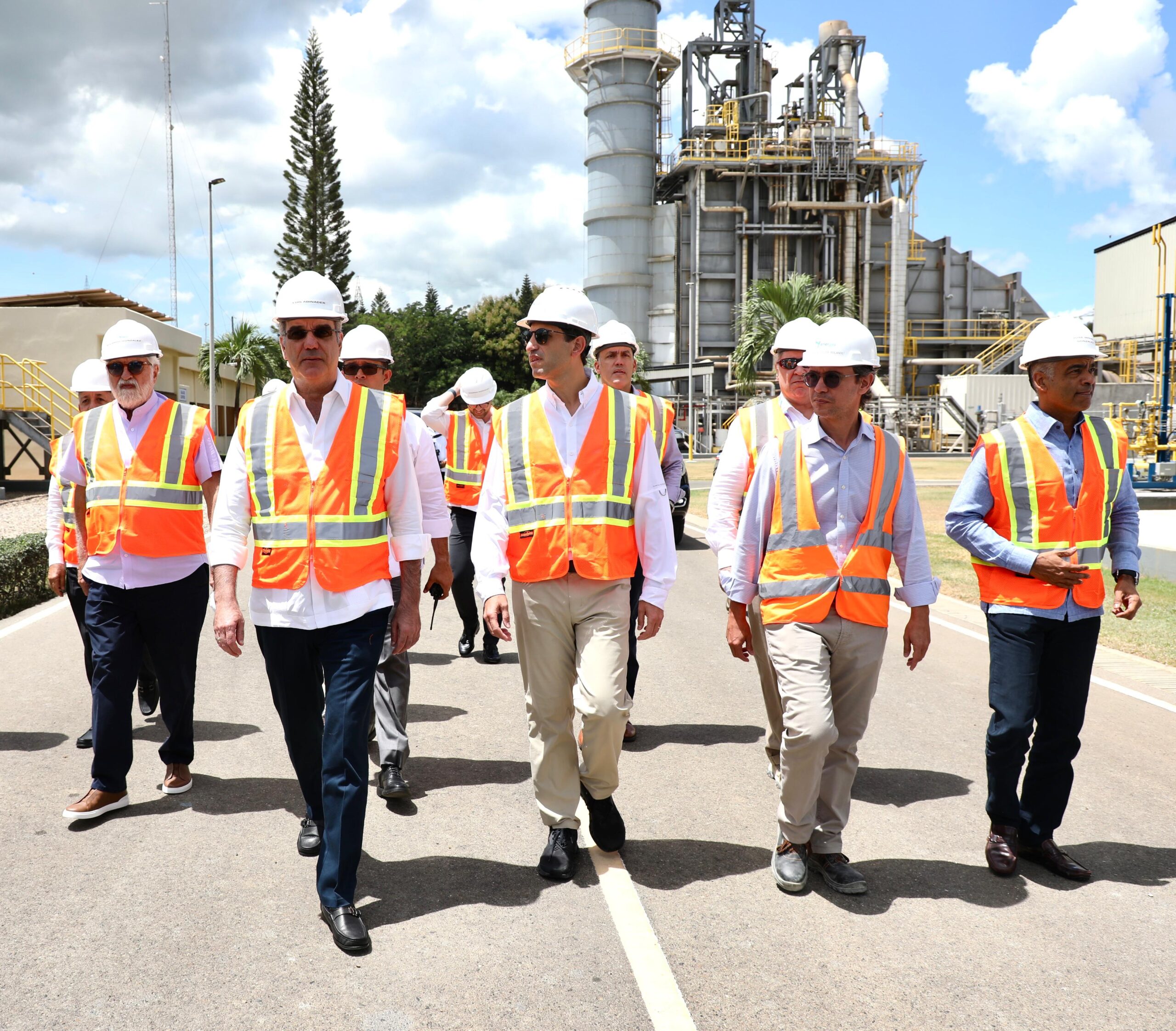 Presidente Abinader supervisa nueva planta Energas 4