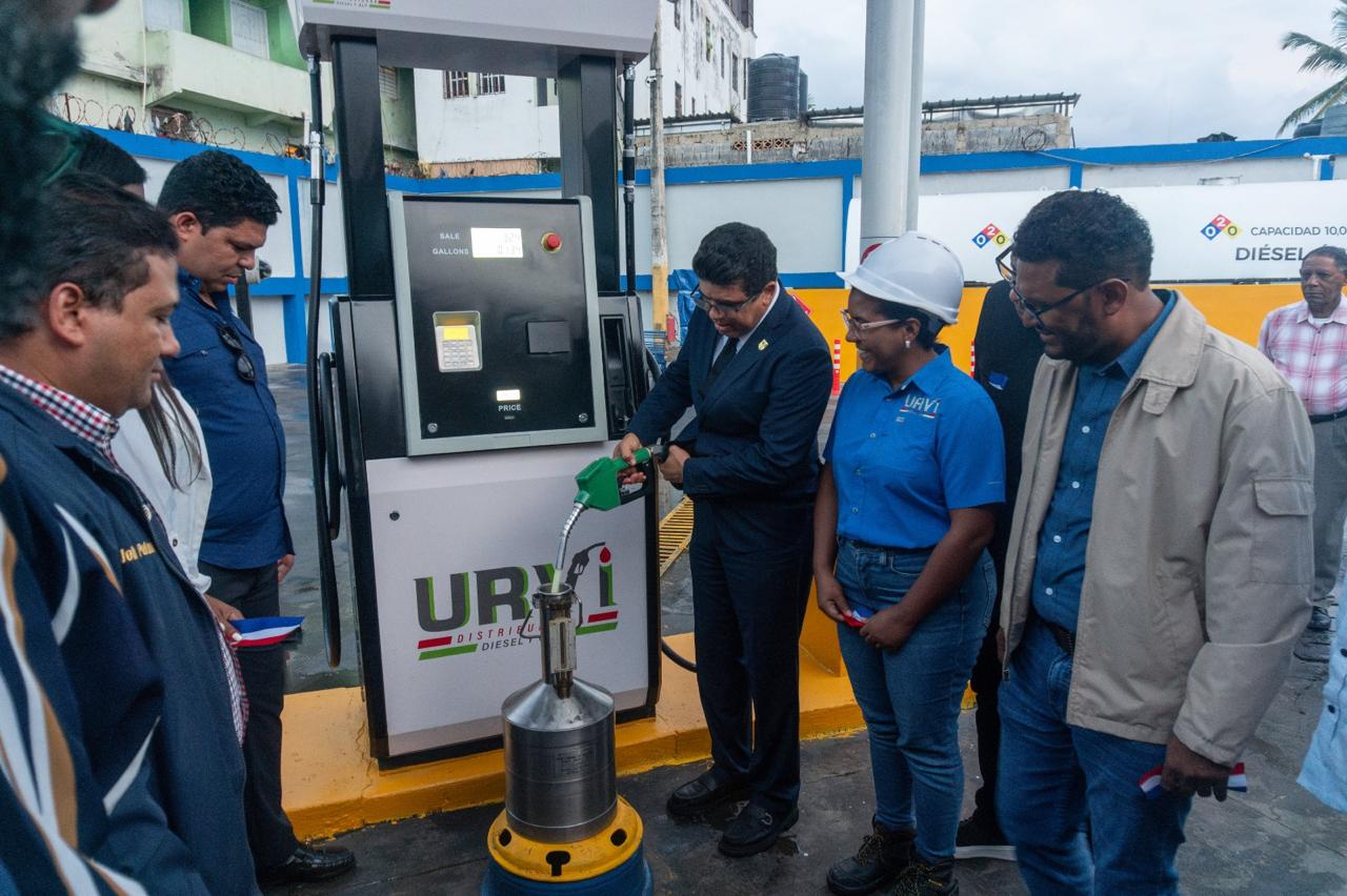 Alcalde Dío Astacio inaugura estación de combustible