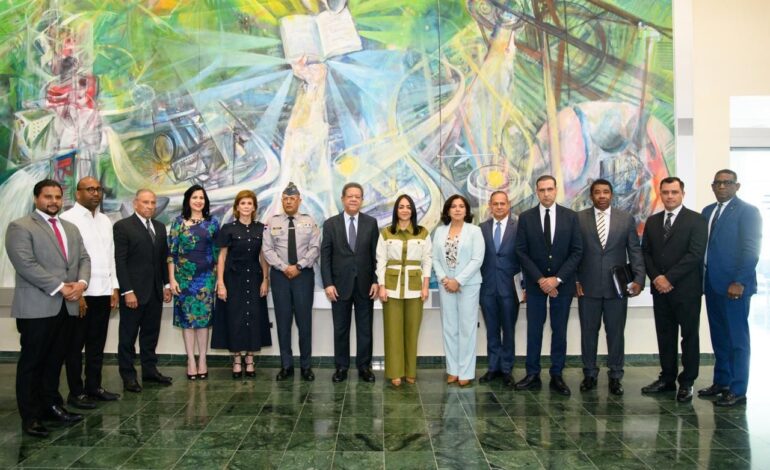 Comisión encabezada por ministra Faride Raful entrega a Fernández Anteproyecto de Ley Orgánica de la Policía Nacional