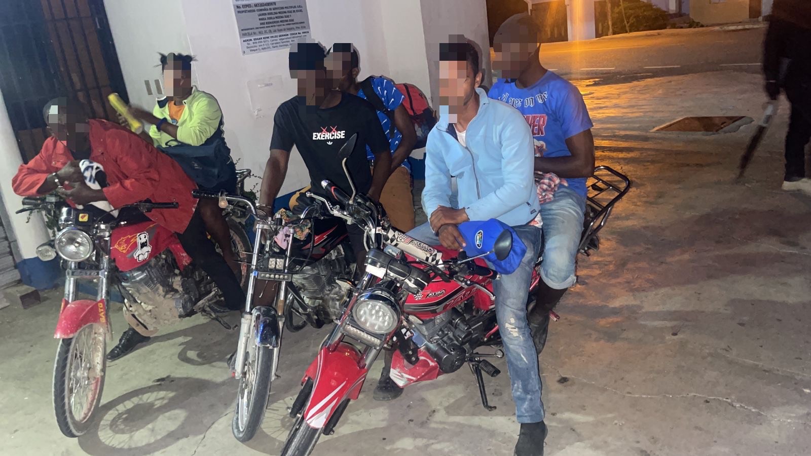 Tres motorizados detenidos en Azua por transportar haitianos en condición migratoria irregular