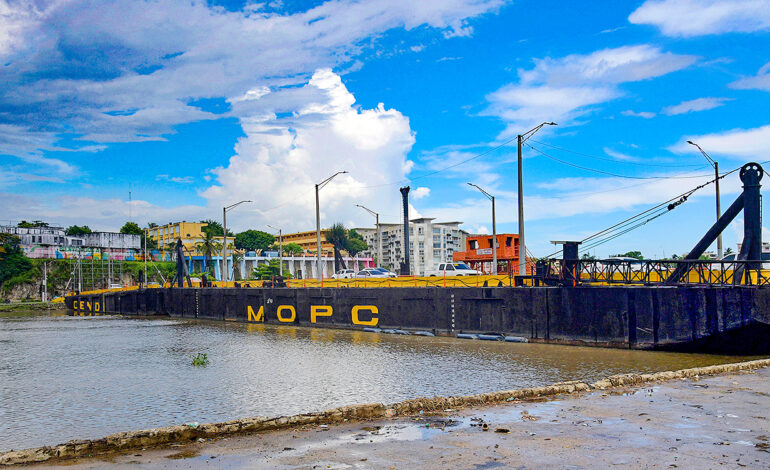 El Ministerio de Obras Publicas,informa que el Puente Flotante sobre el río Ozama cerrará por dos horas para paso de embarcaciones. HOY