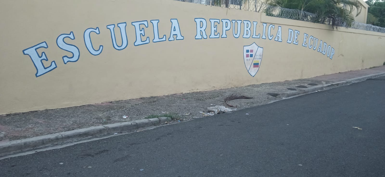 Comunitarios del Proyecto Salomé Ureña, de Sabana Perdida, advierten posible colapsamiento de pared, Escuela República de Ecuador