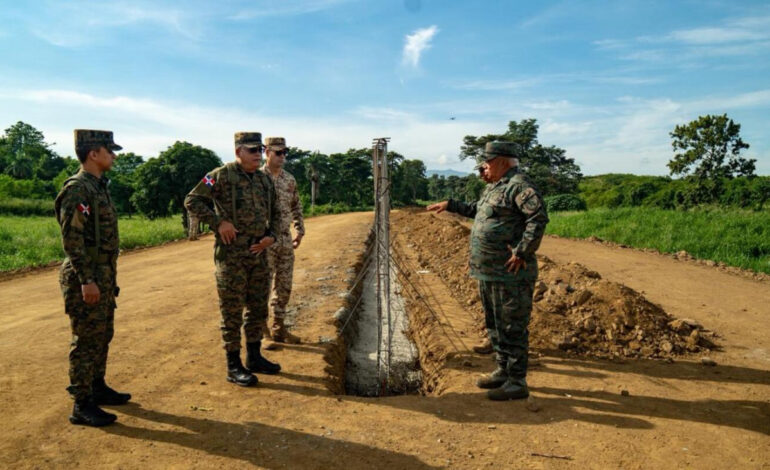 Ministro de Defensa sostiene reunión de alto nivel