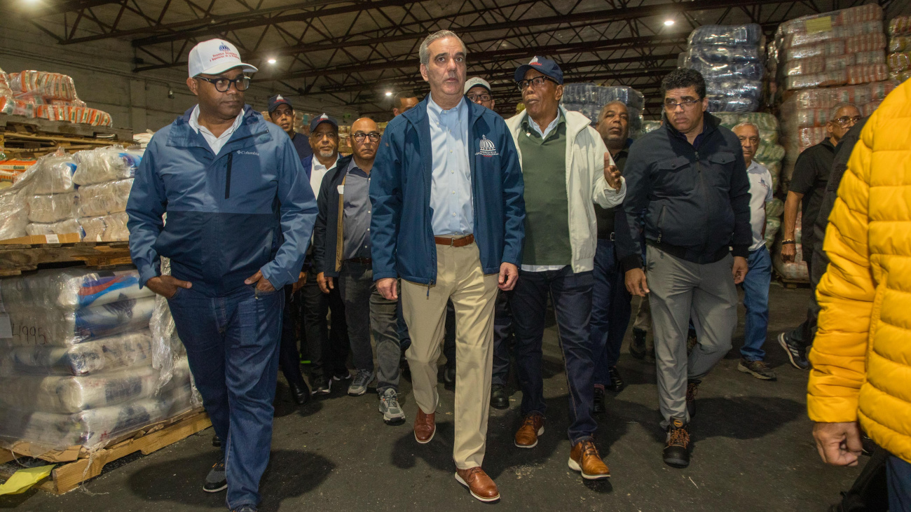 Presidente Luis Abinader supervisó  entregas de alimentos tras el paso de Melissa