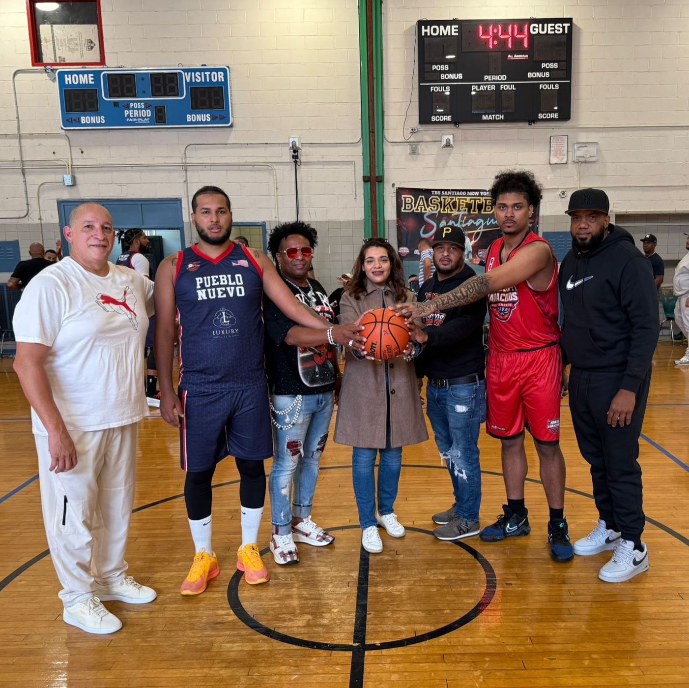La Liga Pollitos NYC Presenta el 1er Torneo de Baloncesto Superior de Santiago en Nueva York