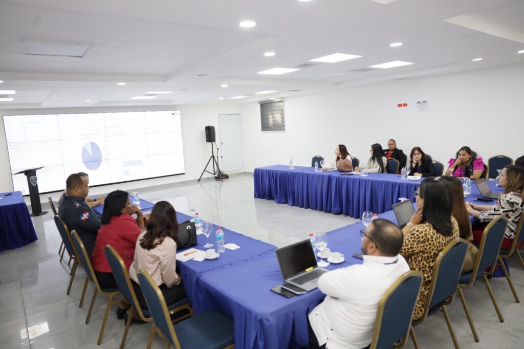 Policía Nacional sostiene reunión con comunicadores