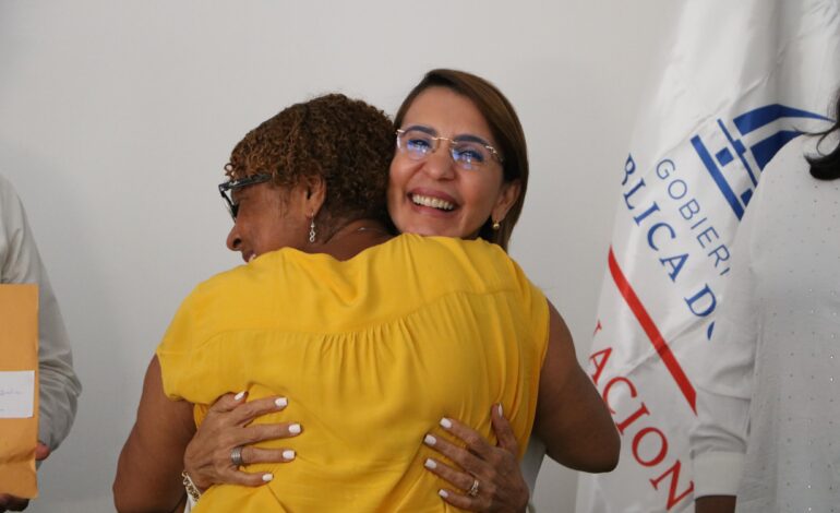 Gobernadora Claritza Rochtte y Rafael Burgos Gómez entregan viviendas a familias reubicadas en Imber
