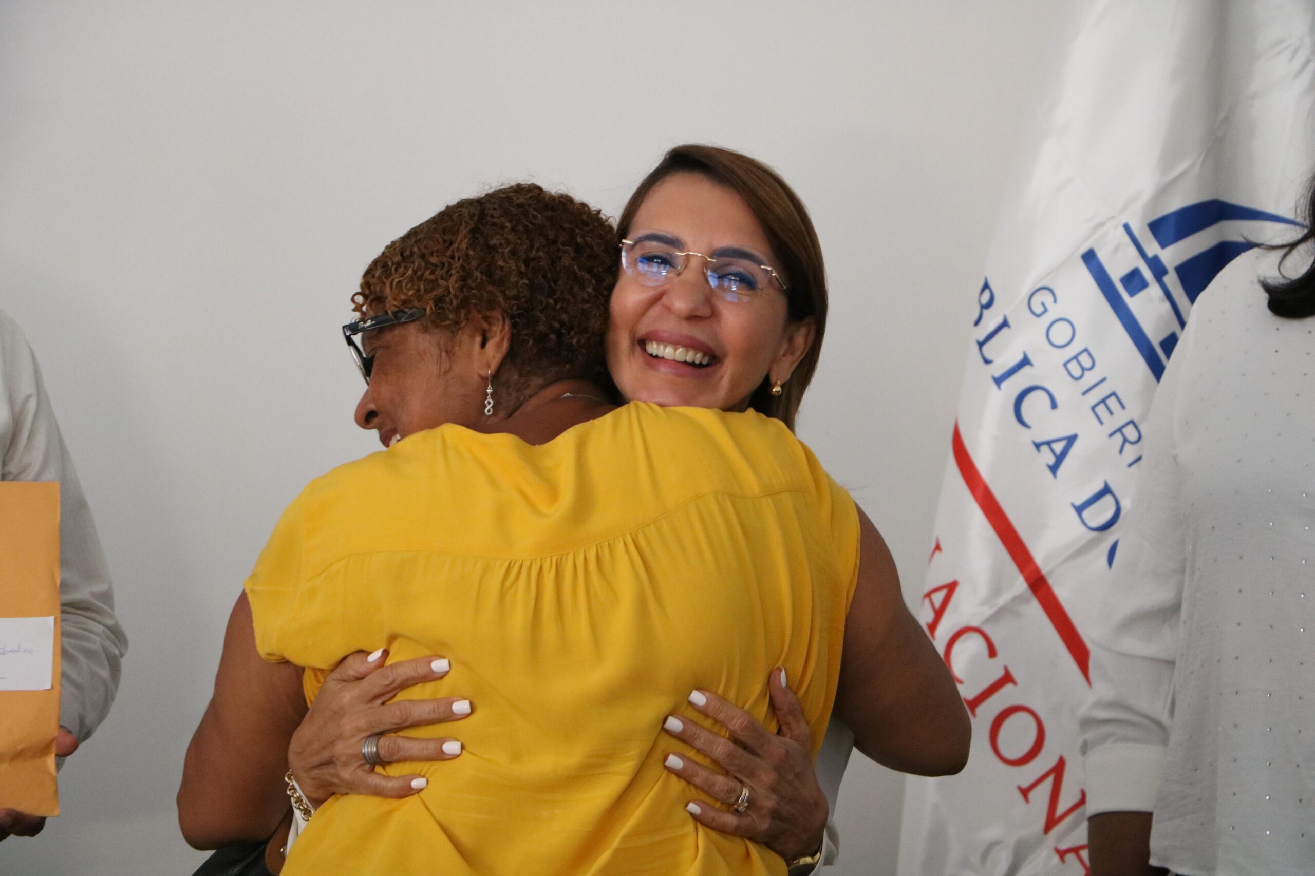 Gobernadora Claritza Rochtte y Rafael Burgos Gómez entregan viviendas a familias reubicadas en Imber