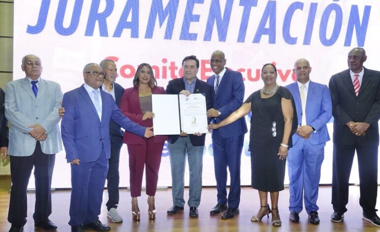Periodistas entregan reconocimiento a vicepresidente de empresa por aportes a gremios