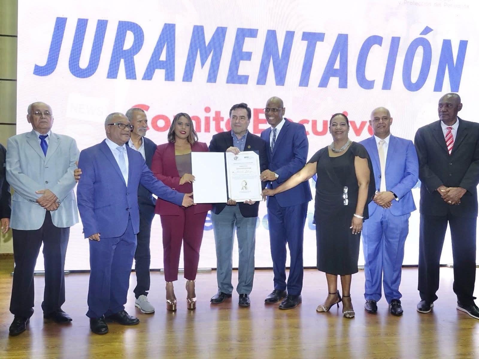 Periodistas entregan reconocimiento a vicepresidente de empresa por aportes a gremios