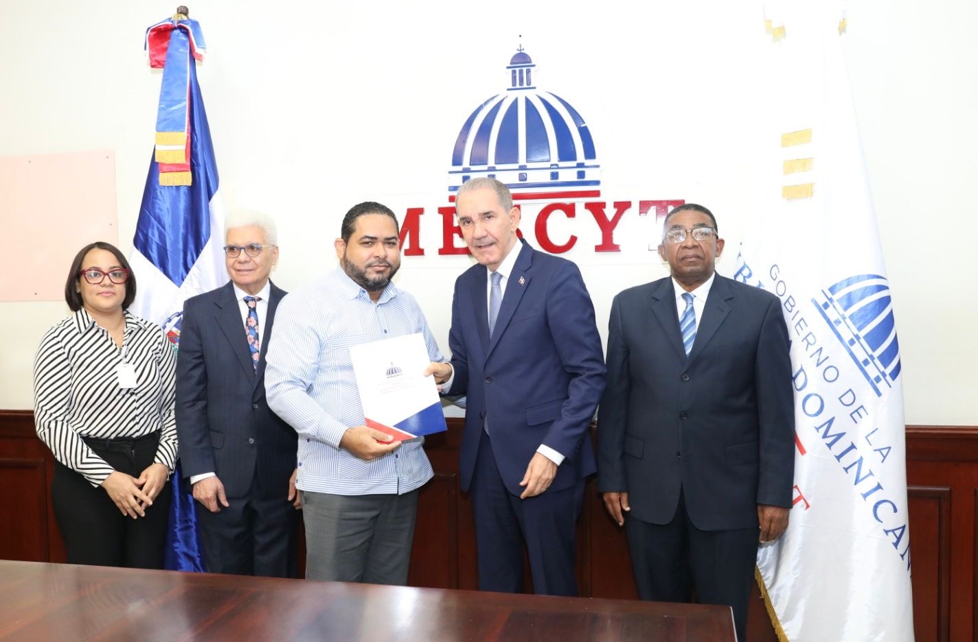 El Gobierno impulsa la educación superior con la entrega de 31 becas nacionales a estudiantes de la UAPA