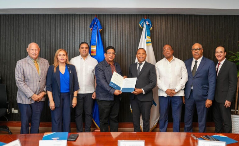 Director general de Contrataciones Públicas y la Comisión de Veedores validan transparencia en licitación del nuevo sistema de licencias de conducir del Intrant