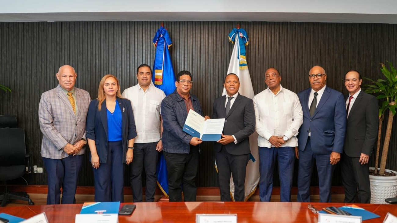 Director general de Contrataciones Públicas y la Comisión de Veedores validan transparencia en licitación del nuevo sistema de licencias de conducir del Intrant