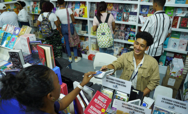 Descuentos y novedades marcan el pulso en la Feria Internacional del Libro