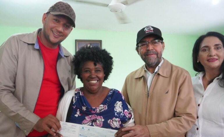 Gobierno continúa la entrega de compensaciones a productores de Hato Nuevo Cortés, en Azua