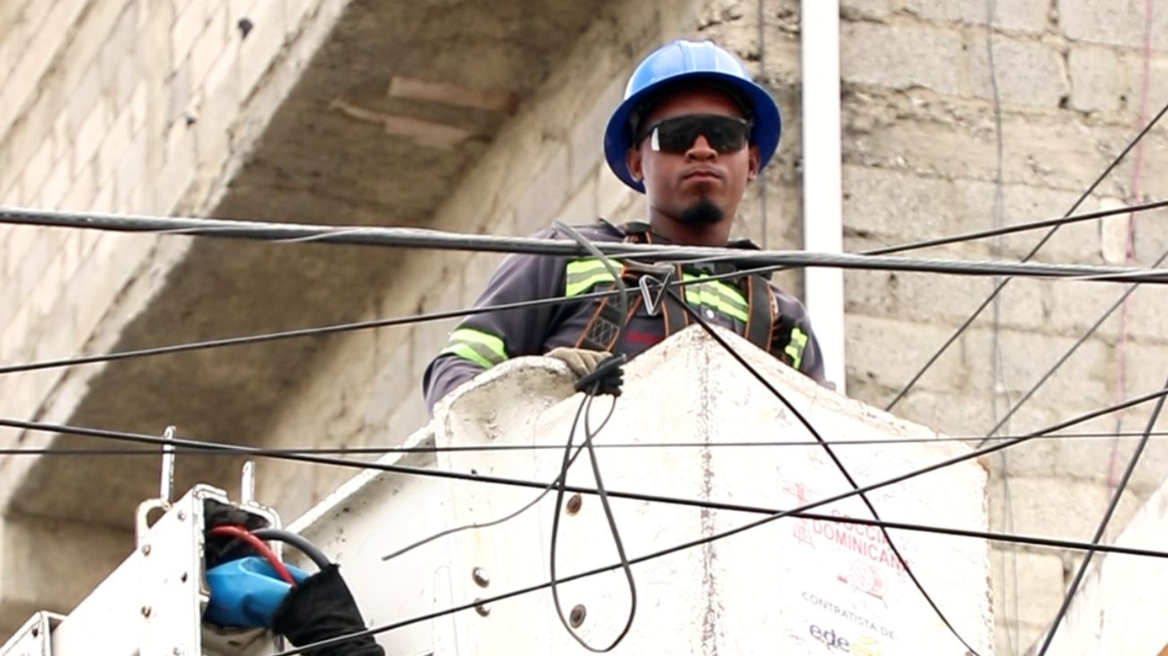 Edeeste continúa los trabajos para mejorar el servicio eléctrico en Los Tres Brazos