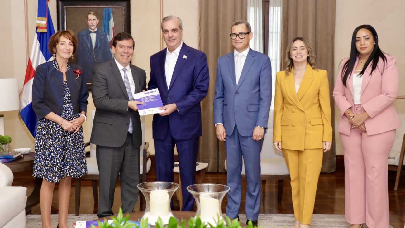 Presidente Abinader recibe documento de política pública