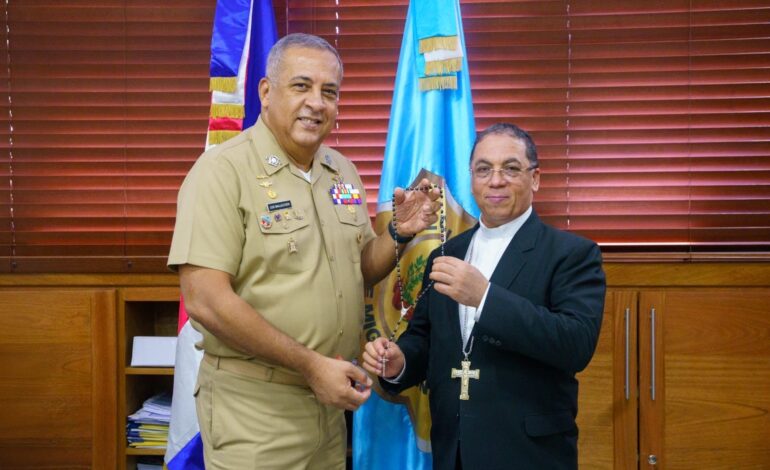 Director General de Migración recibe visita de cortesía del Obispo de  San Pedro de Macorís