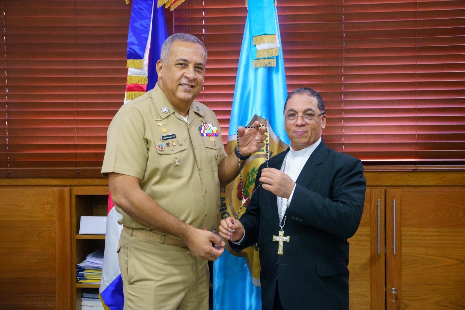 Director General de Migración recibe visita de cortesía del Obispo de  San Pedro de Macorís