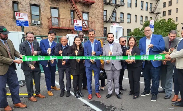 DOT-NY instala en El Bronx nueva estación para vehículos eléctricos