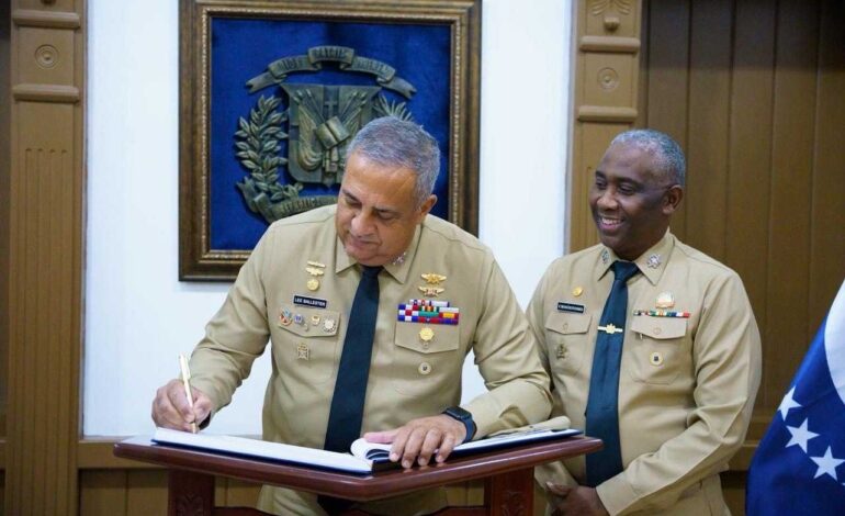 Director de Migración visita al comandante de la ARD y pasan balance a la cooperación interinstitucional