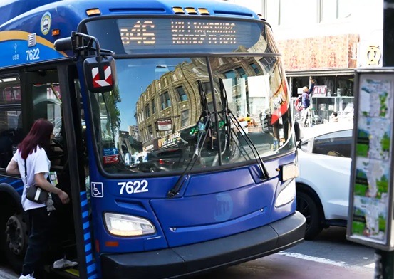 Autobuses NYC dejarán de recibir monedas a partir de enero; miles dominicanos utilizan dicho transporte a diario