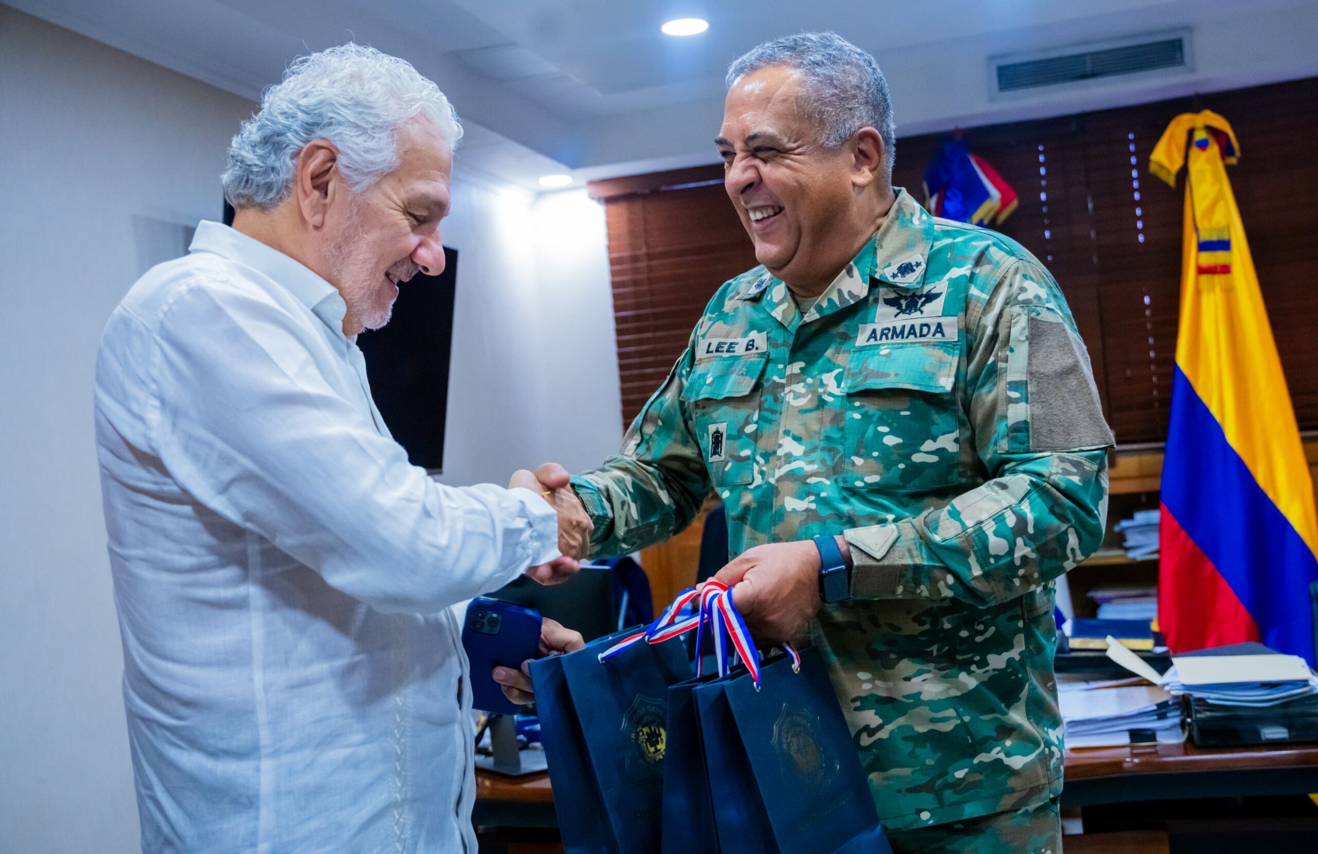 El director general de Migración, recibe en su despacho la visita del embajador de la República de Colombia