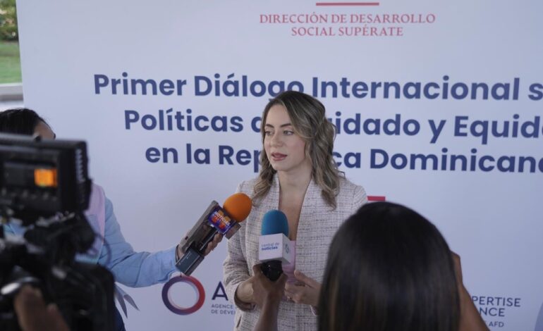 DDSS realiza Diálogo Internacional sobre Políticas de Cuidado y Equidad; conferencista principal fue ministra de salud en Francia