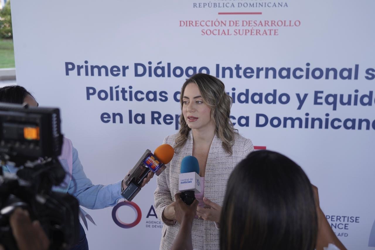 DDSS realiza Diálogo Internacional sobre Políticas de Cuidado y Equidad; conferencista principal fue ministra de salud en Francia