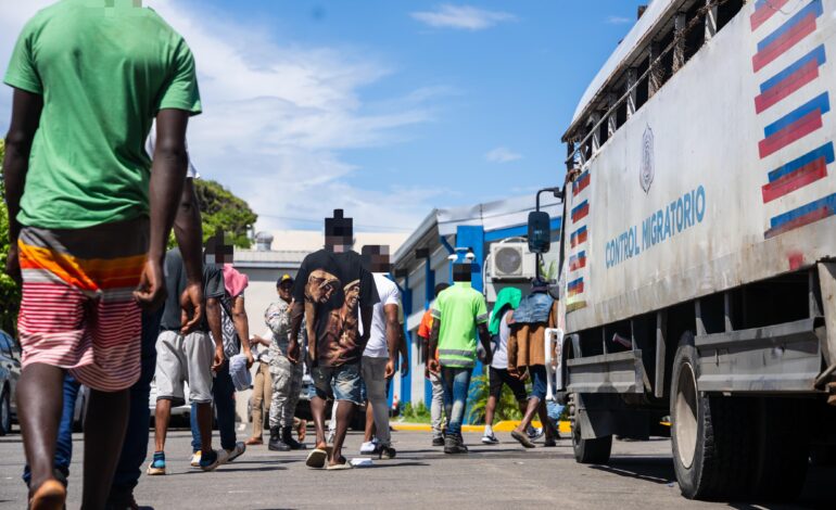 Operaciones de interdicción de la DGM reportan 1,082 detenidos y 910 deportados